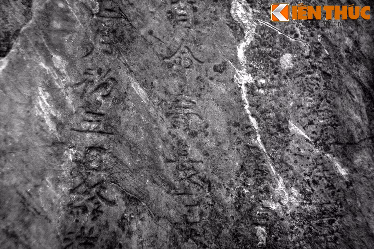 Đến khi dân bản đánh liều vào xem thì phát hiện hành lý của đoàn người toàn là cuốc thuổng. Hoá ra bọn chúng là lũ trộm chuyên đào mồ trộm đồ cải táng.