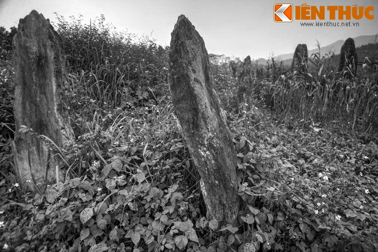 Theo lời kể của dân địa phương, thời xưa, nơi này có đến hàng trăm ngôi mộ đá của dòng họ Đinh Công, dòng họ danh tiếng bậc nhất trong tứ Mường (Nhất Bi, nhì Vang, tam Thàng, tứ Động) ở đất Hòa Bình.