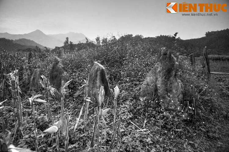 Có câu chuyện kể rằng, một đoàn người ngựa nghỉ đêm bên những cột đá, đến sáng hôm sau người ta chỉ còn thấy hành lý và những con ngựa nhẩn nha gặm cỏ, tuyệt nhiên không thấy một bóng người.