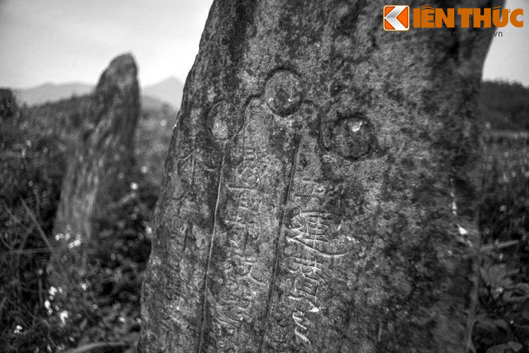 Trong các nấm mộ, đồ dùng được chôn theo khá nhiều như xoong, nồi, âu, chậu, ly, cốc, tiền... Người nào có thế lực, của cải thì thường chôn theo nhiều vật quý. Thậm chí, người ta còn chôn sống cả các trinh nữ xinh đẹp.