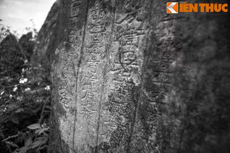 Những cô gái này vừa có nhiệm vụ hầu hạ cho chủ nhân, vừa được xem như thần giữ của. Trước khi chôn, các cô gái được cho tắm rửa sạch sẽ, ăn của ngon vật lạ và được ngậm sâm khi chôn...