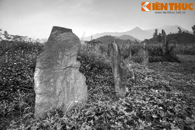 Tất cả ngôi mộ đều được đánh dấu bằng những cột đá cao từ 1 – 3 mét, phía đầu mộ đá to, chân mộ chôn đá nhỏ. Hai bên cũng được bao bọc bởi hàng rào đá xếp ken dày. Số lượng cột đá được chôn xuống nhiều hay ít tỉ lệ với danh tiếng, uy quyền của người quá cố.