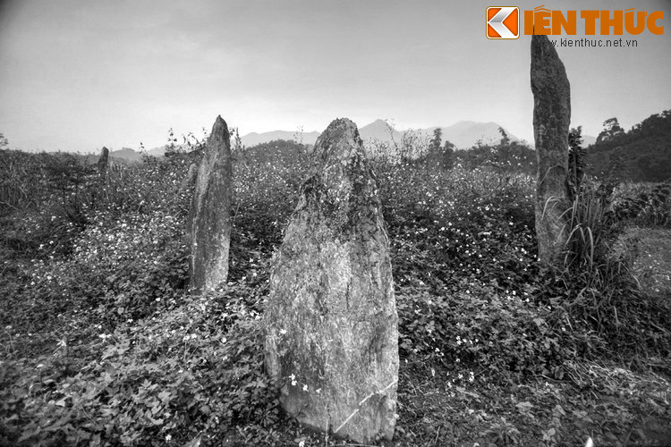 Nằm ở xã Vĩnh Đồng, huyện Kim Bôi, Hòa Bình, mộ cổ Đống Thếch là một khu mộ cổ của người Mường, Có từ thế kỷ 17. Xung quanh khu mộ này là những câu chuyện mang màu sắc liêu trai đã được lưu truyền qua nhiều thế hệ.