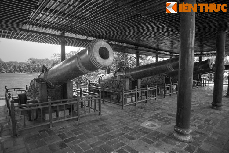  Cửu Vị Thần Công là những hiện vật lịch sử bề thể và tinh xảo bậc nhất của nhà Nguyễn còn được lưu giữ ở Huế ngày nay. Xung quanh 9 khẩu súng thần công khổng lồ này có nhiều chuyện kỳ bí được lưu truyền ở đất Cố đô.