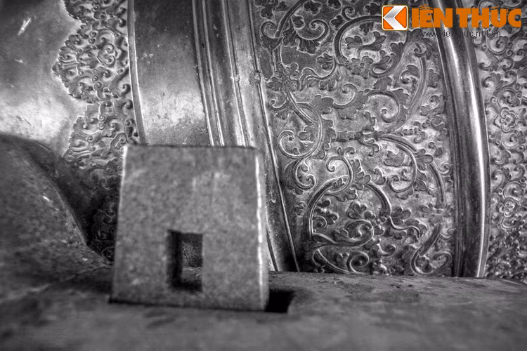 Có lẽ giai thoại trên bắt nguồn từ một thực tế là dưới triều Tự Đức cũng có đúc 9 khẩu súng thần công khác giống với Cửu Vị Thần Công nhưng nhỏ hơn chút ít, đặt ở bên phải Ngọ Môn, đối xứng với Cửu Vị Thần Công ở bên trái từ thời Gia Long.