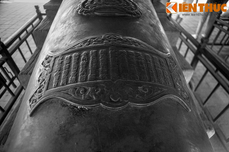 Dân chúng ở Huế thời xưa tin rằng những cỗ súng này sở hữu quyền năng hòa giải cho các gia đình ly hôn, phù hộ cho các nhà an khang, thịnh vượng, nên nhiều người đến đây để cầu nguyện.