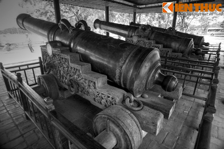 Theo đó, sau khi được đúc, Cửu Vị Thần Công đã ra mắt quan quân triều đình Huế với những nghi thức hoàng gia cao nhất. Được coi như một vị thần, dân kinh đô Huế ai đi qua trước súng phải ngả nón cúi chào để thể hiện sự tôn kính.