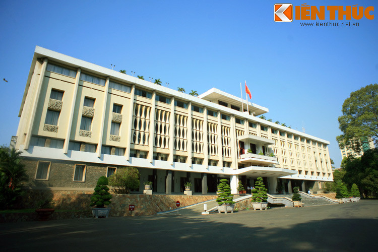 Những thập niên cuối của cuộc đời, Phạm Xuân Ẩn sống tại Sài Gòn – TP HCM, nơi gắn với nghề báo và những chiến công huyền thoại của ông. Ông từ trần ngày 20/9/2006 tại Quân y viện 175, hưởng thọ 80 tuổi. Ảnh: Dinh Độc Lập - Hội trường Thống nhất ở TP HCM.