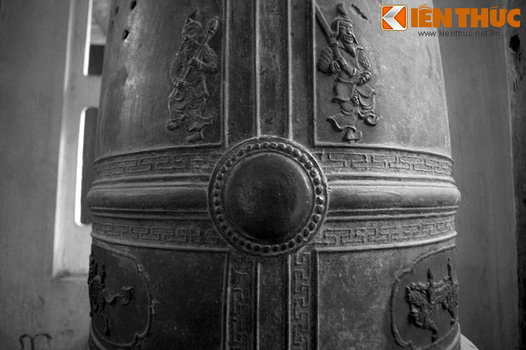 Theo một phiên bản khác của giai thoại này, thì chuông La Chữ bị “thiến” do tiếng vang kỳ lạ của mình. Tương truyền, mối khí đánh âm thanh của chuông đó có thể vang xa hàng chục dặm. Dân quanh Kinh thành nghe tiếng chuông tưởng triều đình có chuyện gì nên kéo nhau vào rất đông.