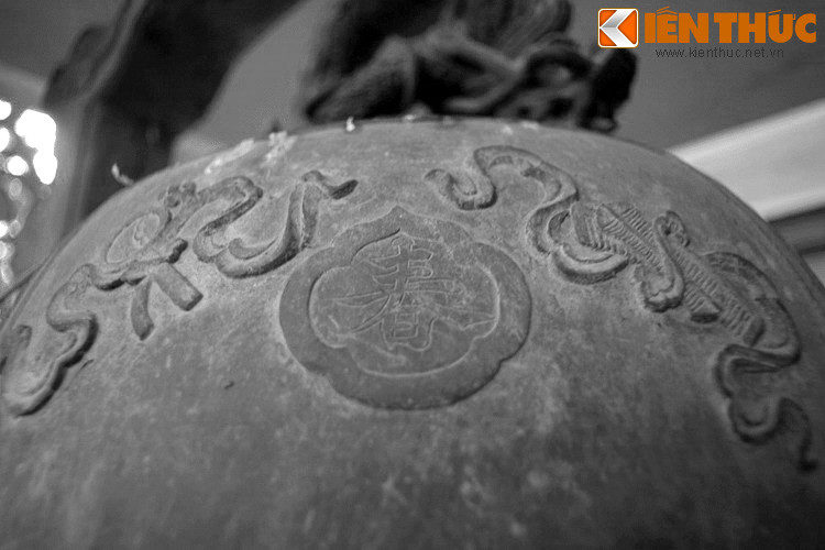 Sau những rắc rối từ tiếng chuông bí ẩn, vua bèn sai lính tìm kiếm tung tích quả chuông này. Sau khi biết đây là quả chuông đồng của làng La Chữ, vua đã ra lệnh cho dân làng phải làm cách gì đó để giảm bớt tiếng chuông đi, nếu không sẽ bị triều đình tịch thu.