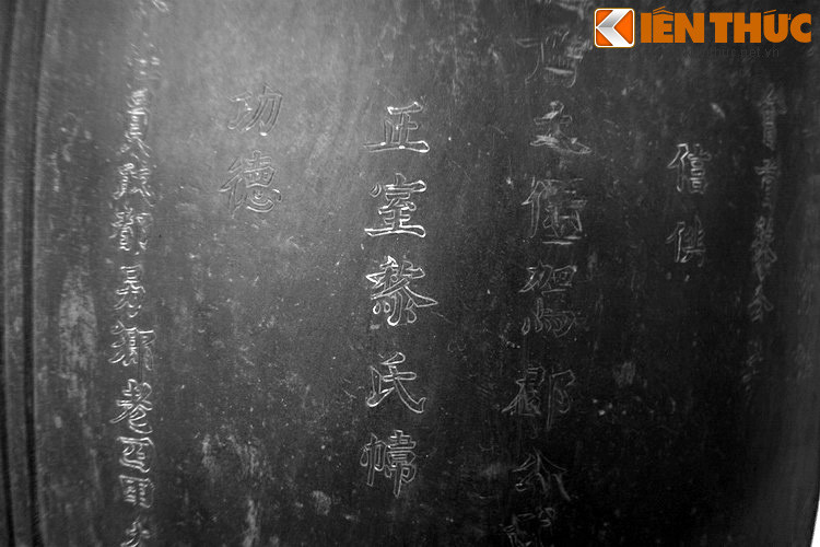 Dân làng còn xóa đi tên tướng Võ Văn Dũng được khắc trên chuông để người ngoài không biết đây là chuông của triều Tây Sơn. Mỗi lần có binh lính đi lùng, họ lại đem chuông giấu xuống giếng, rồi ngụy trang miệng giếng, nhờ vậy mà chuông La Chữ vẫn giữ được cho đến ngày hôm nay.