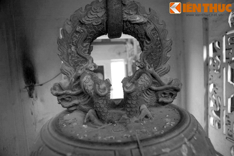 Để tránh bị mất quả chuông, mà các bô lão trong làng đã La Chữ đã "thiến" nó nhằm giảm bớt âm thanh. Tuy nhiên, âm thanh của quả chuông sau đó vẫn không suy giảm là mấy, nên không ai đánh nó nữa để khỏi gặp họa với triều đình.