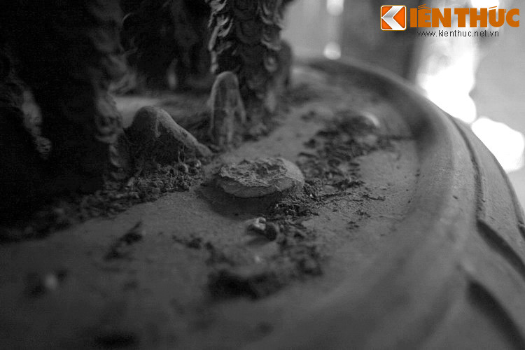 Do sợ vua Gia Long nghe được tiếng chuông này (lang La Chữ cách kinh thành Huế hơn 7 cây số) mà cho tịch thu nên các bô lão trong làng đã tìm cách "thiến" chuông nhằm giảm tiếng vang. Việc thiến được thực hiện bằng cách khoan nhiều lỗ trên đỉnh rồi trám chì vào đó.