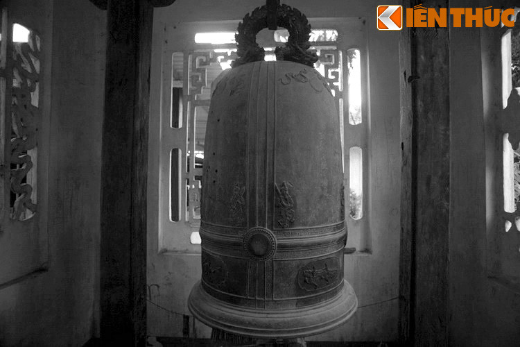 Theo đó, sau khi chúa Nguyễn Ánh lên ngôi vua năm 1802, ngoài việc xóa bỏ những dấu tích của triều Tây Sơn, quan quân nhà Nguyễn còn lùng tìm các vật bằng đồng để làm nguyên liệu đúc vũ khí. Do có tình cảm gắn bó với triều Tây Sơn, người làng La Chữ khi ấy đã quyết bảo vệ chuông.