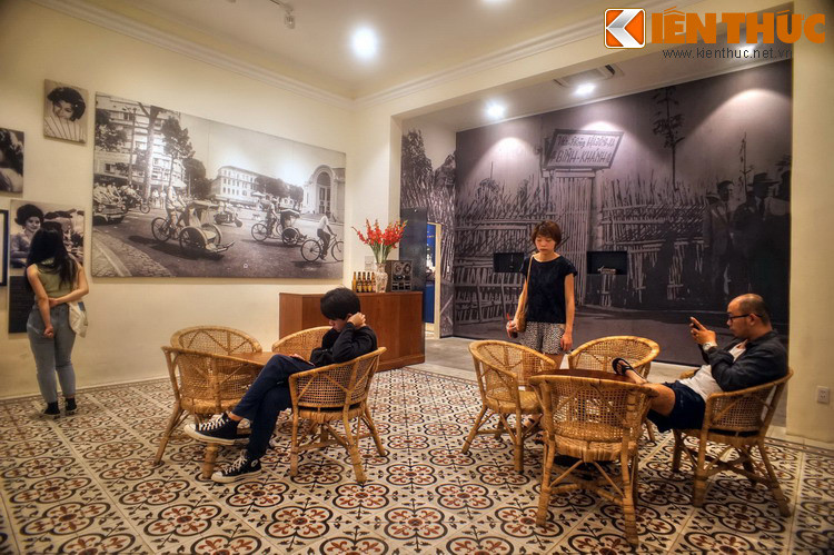 Những bộ bàn ghế mây đơn giản đem lại sự thoái mái cho lữ khách đến giải trí hoặc hàn huyên cùng bằng hữu.