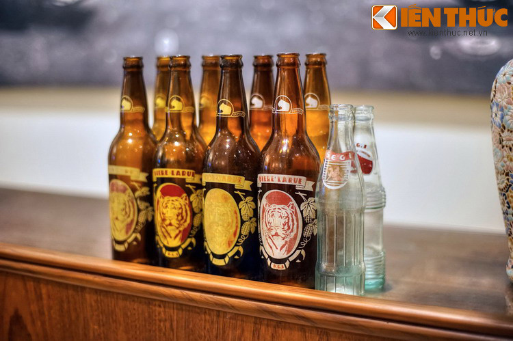 Đồ uống quen thuộc tại các phòng trà là bia và nước giải khát nhập ngoại hoặc sản xuất trong nước. Trong ảnh là vỏ bia Larue (bia Con Cọp) và nước ngọt SEGI, được sản xuất tại hai nhà máy nước giải khát đầu tiên ở miền Nam là B.G.I và S.E.G.I.