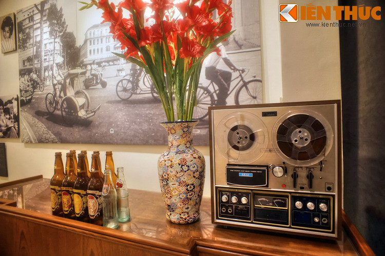 Phòng trà là một nét văn hóa đặc sắc ở Sài Gòn xưa. Đây là nơi giới trung lưu và thượng lưu đến để nghe nhạc sống và thưởng thức các loại đồ uống. Các phòng trà thường được bài trí trang nhã, mang hơi hướng lãng mạn, phù hợp với các bản tình ca phổ biến thời đó.