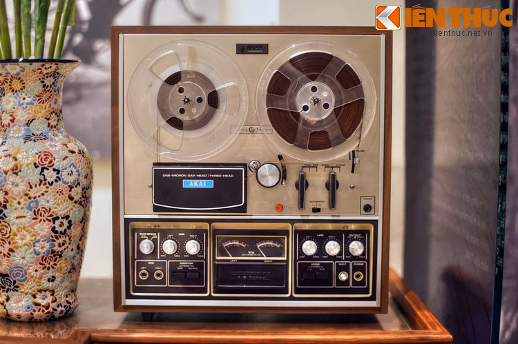 Máy thu âm hiệu AKAI của Nhật Bản. Phòng trà cũng có thể dùng làm phòng thu âm, là nơi khởi nghiệp của nhiều ca sĩ nổi tiếng Sài Gòn trước 1975.