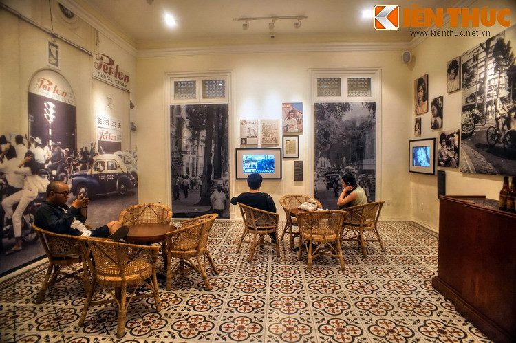 Không gian của một phòng trà ở Sài Gòn trước 1975 được tái hiện tại tòa nhà trưng bày “Từ Dinh Norodom đến Dinh Độc Lập 1868-1966” trong khuôn viên Dinh Thống Nhất, TP HCM.