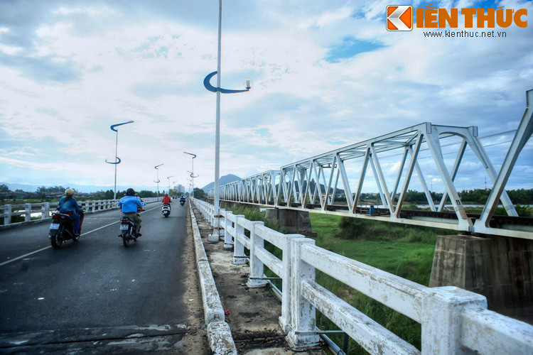 Đến năm 1969, một cây cầu đường bộ được xây song song với cầu đường sắt, khánh thành năm 1971.