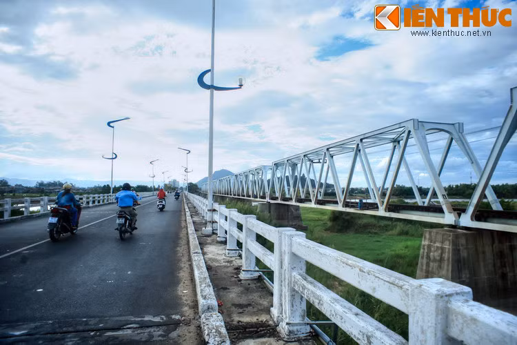 Đến năm 1969, một cây cầu đường bộ được xây song song với cầu đường sắt, khánh thành năm 1971.