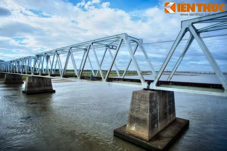 Lúc bấy giờ, cầu Đà Rằng là cây cầu dài nhất miền Trung, dài thứ nhì nước ta, sau cầu Long Biên bắc qua sông Hồng.