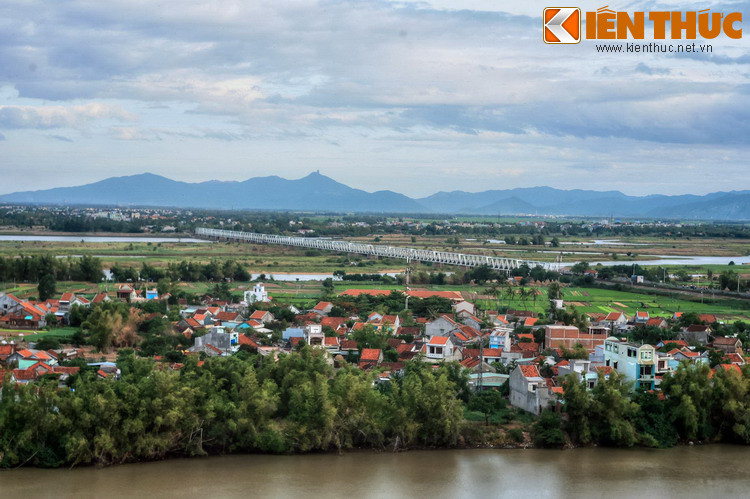 Tỉnh cảm của người Phú yên với cây cầu được thể hiện cô đọng câu ca dao: “Cầu Đà Rằng dài hai mươi mốt nhịp / Chàng bỏ ta đi biền biệt bấy lâu / Ngày xuân con cá giải sầu / Trông chàng chẳng thấy chàng đâu hỡi chàng”.