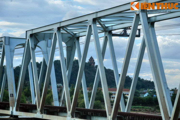 Cùng với núi Nhạn, sông Ba, cầu Đà Rằng tạo nên một cảnh sắc đặc trưng của Phú Yên, ghi dấu vào tâm khảm của những người con của mảnh đất này suốt nhiều thế hệ.