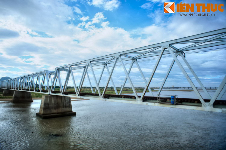 Dù vậy, nhắc đến cầu Đà Rằng, người Phú Yên thường liên tưởng đến hình ảnh cây cầu đường sắt với đường nét kiến trúc thanh thoát soi bóng xuống dòng sông hiền hòa.