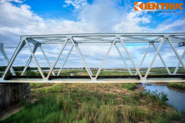 Cái tên Đà Rằng xuất phát từ tiếng Chăm cổ “Ea Rarang” nghĩa là “con sông lau sậy”.