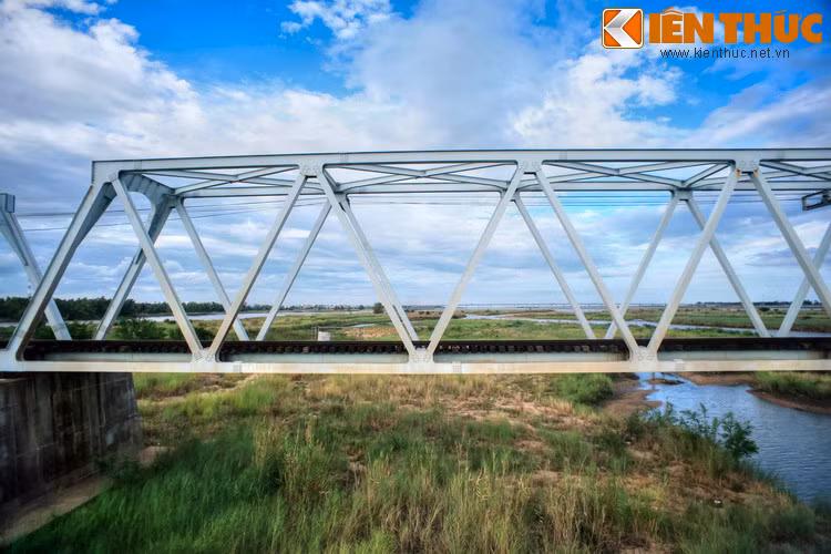 Cái tên Đà Rằng xuất phát từ tiếng Chăm cổ “Ea Rarang” nghĩa là “con sông lau sậy”.