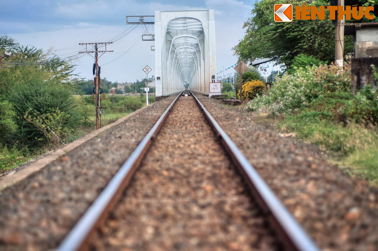 Đến đầu những năm 2000, do đã xuống cấp theo thời gian, cầu đường sắt Đà Rằng được gia cố trụ cấu, thay toàn bộ kết cấu thép.