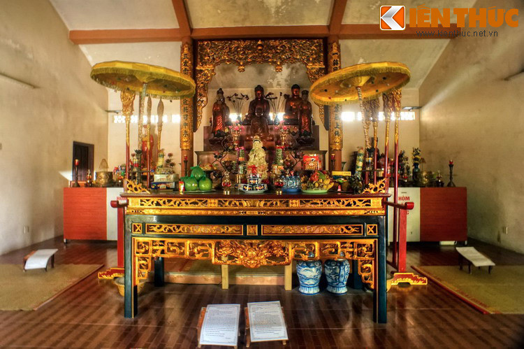 Các điện thờ của chùa đều là công trình mới được xây dựng lại. Không gian bên trong điện thờ được bài trí đơn giản nhưng vẫn đầy đủ sự trang nghiêm.