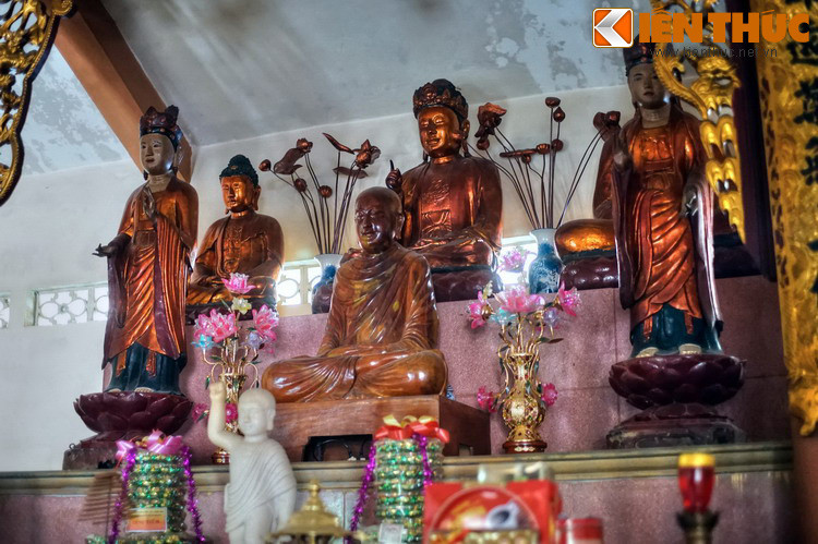 Chùa vẫn còn bảo tồn được một số cổ vật, đáng kể là 12 pho tượng bằng gỗ lõi mít.