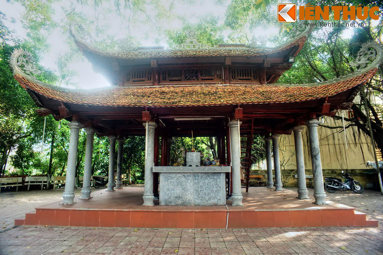 Công trình đáng chú ý khác của chùa cói là cổng tam quan cũ, nay nằm giữa sân chùa. Cổng được xây kiểu tiểu đình hai tầng tám mái thanh thoát, chống đỡ bằng 10 cột đá xanh nguyên khối, cao 2 mét, đường kính 0, 25 mét.