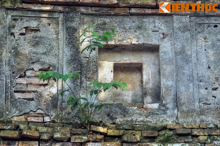 Gạch xây tháp là gạch Bát Tràng, loại gạch bìa vuông, dày 3 cm, được kết dính bằng vữa làm từ vôi vỏ sò trộn mật mía và muối. Bên ngoài lớp gạch được trát vữa bảo vệ.