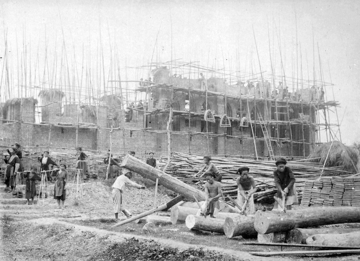 Một nhà thờ Công giáo được xây lại sau khi bị phá hủy trong cuộc chiến giữa quân Pháp và quân Cờ Đen ở Hà Nội.