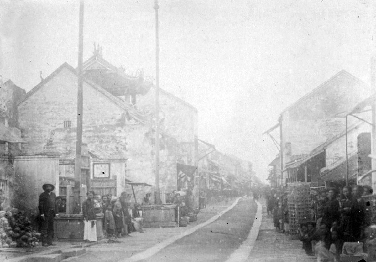 Trục đường chính ở thành phố Nam Định năm 1885.