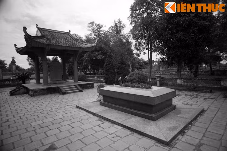 Bối cảnh cái chết của Nguyễn Du là năm đầu của triều vua Minh Mạng (1820). Khi đó, một trận dịch đã bùng phát từ mùa thu sang mùa đông, từ phía Nam lan dần ra phía Bắc Việt Nam. Ảnh: Mộ phần đại thi hào Nguyễn Du.