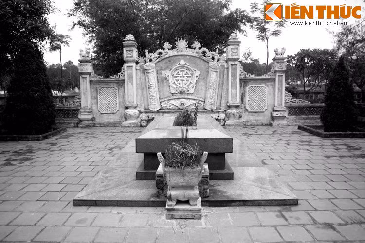 Sử cũ chép rằng, khi từ Bình Thuận trở ra đến Quảng Bình có tin báo bệnh dịch, vua đã lấy bạch đậu khấu trong kho và phương thuốc chữa bệnh dịch sai người ban cấp, sắc cho các địa phương mỗi nơi đặt một đàn tế lễ; lại sai bố thí cho các chùa, làm đàn trai cầu đảo…