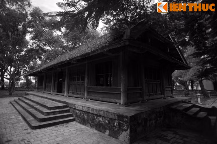 Một chỉ dụ của vua Minh Mạng ban bố trong thời điểm này, được Đại Nam Thực lục ghi lại, đã cung cấp những chi tiết đáng chú ý về tình hình dịch bệnh và cái chết của đại thi hào Nguyễn Du. Ảnh: Nhà trưng bày hiện vật của đại thi hào Nguyễn Du ở làng Tiên Điền.