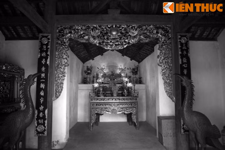 Về cái chết của Nguyễn Du: "Hữu Tham tri Lễ bộ là Nguyễn Du chết. Du là người Nghệ An rộng học giỏi thơ, càng giỏi về quốc ngữ. Đến bây giờ có mệnh sai sang nước Thanh, chưa đi thì chết. Vua thương tiếc, cho 20 lạng bạc, 1 cây gấm Tống...". Ảnh: Trong đền thờ Nguyễn Du ở Tiên Điền.