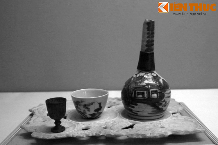 Chí dụ viết về dịch bệnh như sau: "Gần đây lệ khí lan tràn từ Gia Định trở ra đến Quảng Bình nhiều người ốm chết, trẫm nghe thấy rất lấy làm thương”... “Trẫm từ khi lên ngôi đến giờ, nau náu nơm nớp, chỉ sợ chưa hợp ý trời, nay đại hạn và ôn dịch làm tai vạ, có lẽ là trời răn ta bất đức chăng?”. Ảnh: Đồ uống rượu Nguyễn Du dùng khi ở Tiên Điền.