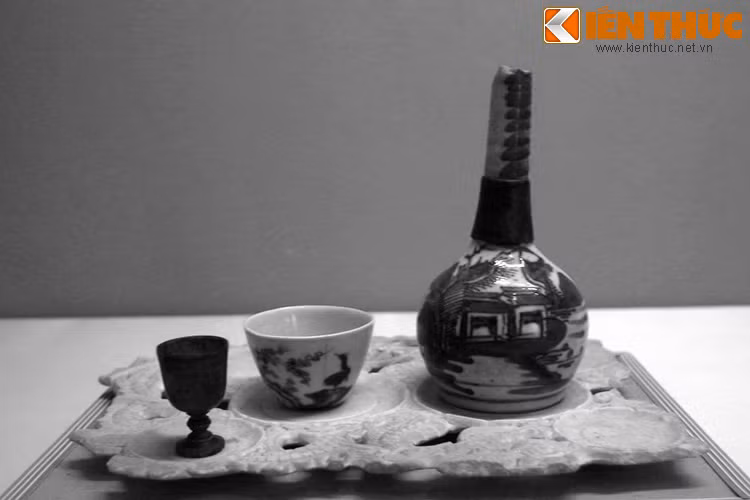 Chí dụ viết về dịch bệnh như sau: "Gần đây lệ khí lan tràn từ Gia Định trở ra đến Quảng Bình nhiều người ốm chết, trẫm nghe thấy rất lấy làm thương”... “Trẫm từ khi lên ngôi đến giờ, nau náu nơm nớp, chỉ sợ chưa hợp ý trời, nay đại hạn và ôn dịch làm tai vạ, có lẽ là trời răn ta bất đức chăng?”. Ảnh: Đồ uống rượu Nguyễn Du dùng khi ở Tiên Điền.