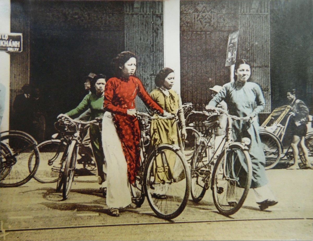 Các thiếu nữ áo dài dắt xe đạp trên đại lộ Đồng Khánh, nay là phố Hàng Bài, thập niên 1950.