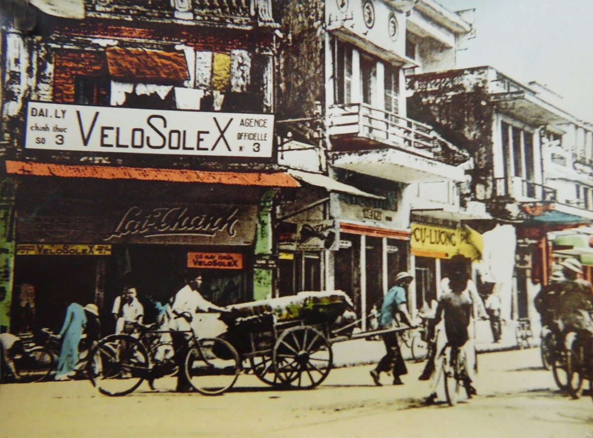Một đại lý của hãng xe máy VeloSoleX ở Hà Nội thập niên 1950.