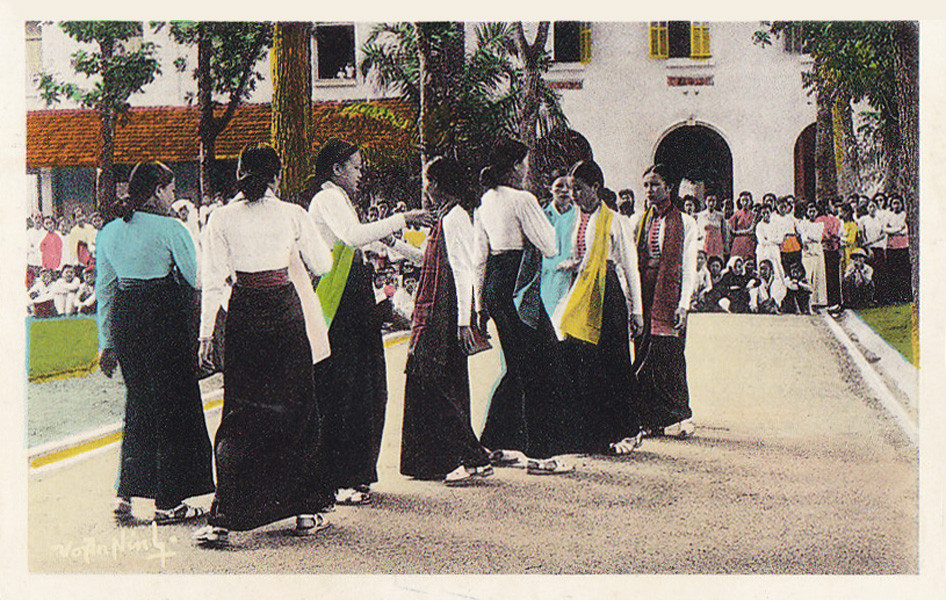 Những phụ nữ Thái trắng múa khăn ở Lai Châu.