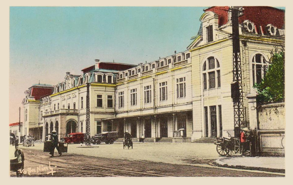 Ga Hà Nội khoảng thập niên 1950, hình ảnh nằm trong bộ bưu thiếp tô màu do nhiếp ảnh gia Võ An Ninh thực hiện.