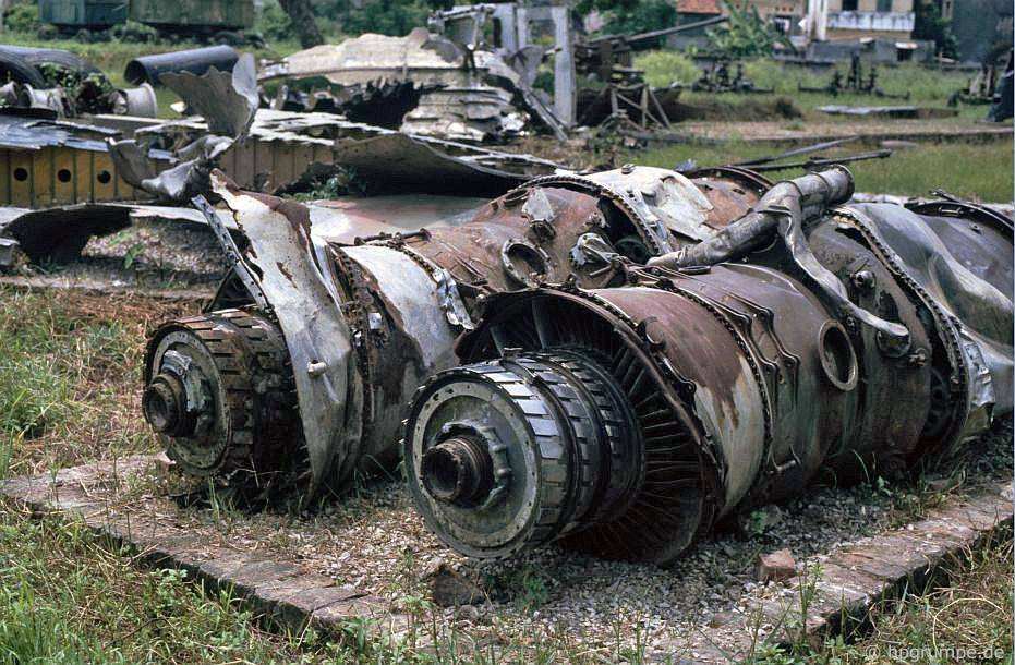 Cận cảnh động cơ máy bay Mỹ bị bắn hạ ở Hà Nội thời chiến được bày trong công viên.