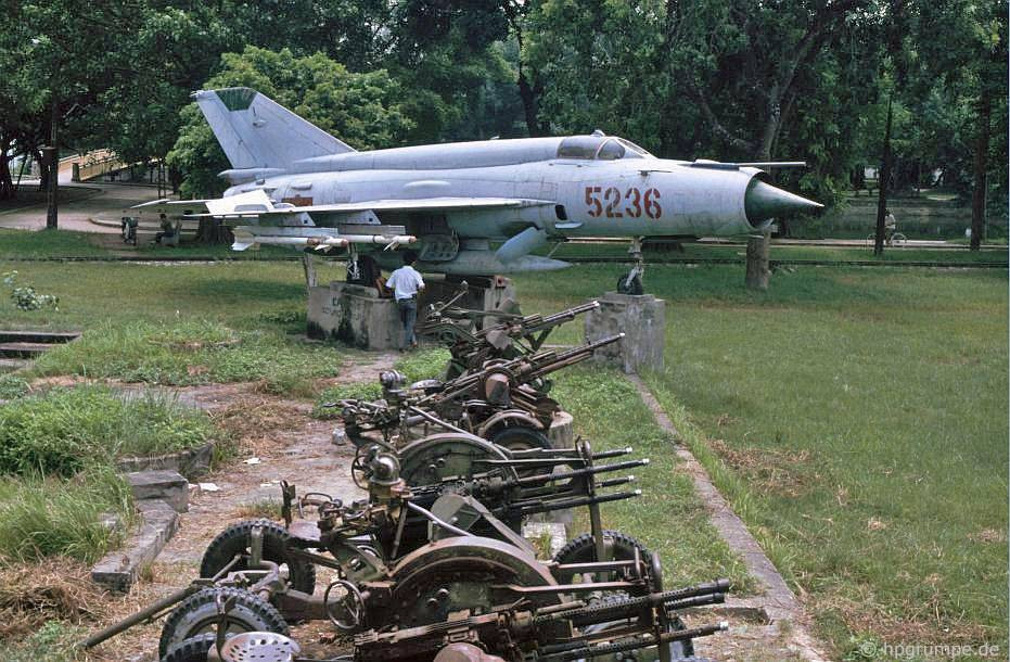 Máy bay MiG-21 và các loại súng phòng không được trưng bày trong công viên.